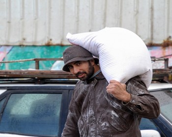 في غزة.. "الطحين المسوس" ثمنه يضاهي سعر رحلة إلى جزر المالديف