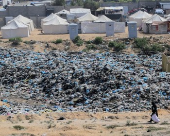 "المنطقة لا تصلح للسكن".. النفايات الصلبة تفاقم معاناة النازحين في مواصي خان يونس