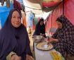 جولة ميدانية| نازحات يصنعن كعك العيد داخل مخيمات اللجوء والإيواء تحت القصف