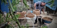 خاص بالصور والفيديو|| مواطن غزي يستغل وقت فراغه بالحجر الصحي في صناعة أفران الطين