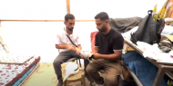 بأدوات بسيطة يصنع الأمل..أخصائي علاج طبيعي ينتج أطراف صناعية لمصابي غزة