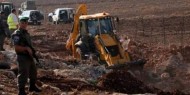 الاحتلال يجرف أراضٍ زراعية في بيت أمر شمال الخليل