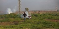 الاحتلال يطلق قنابل الغاز تجاه مزارعين وصيادين شرق خانيونس