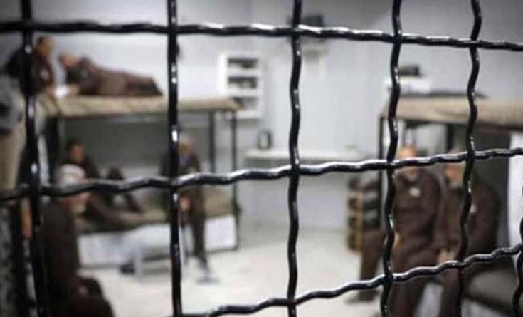 مصلحة سجون الاحتلال تنفي التوصل إلى أي تفاهمات مع الأسرى