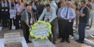 قيادة حركة فتح بساحة غزة تضع أكاليل الزهور على ضريح القائد أبو علي شاهين