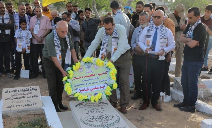 قيادة حركة فتح بساحة غزة تضع أكاليل الزهور على ضريح القائد أبو علي شاهين